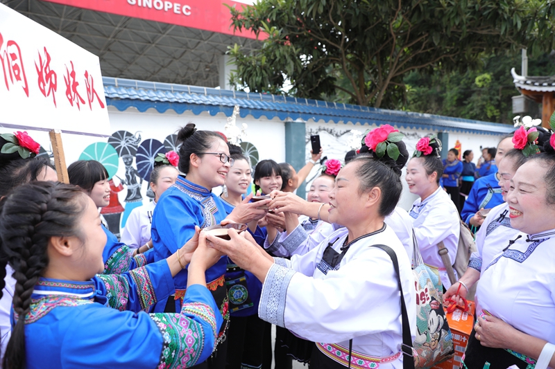 南明農民豐收節欄門迎賓活動現場。 吳麟欽 攝