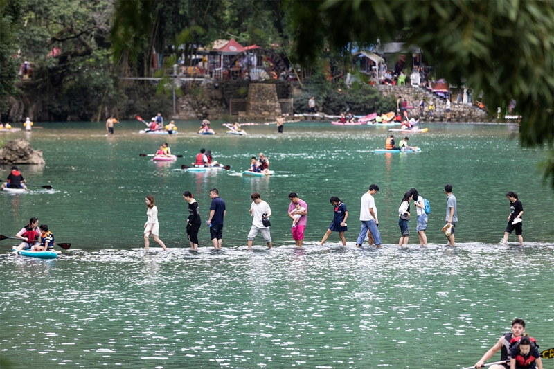 游客在親水區游玩（史傳鴻 攝）.jpg