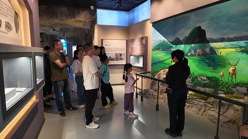 國慶假期安順市博物館人氣火爆 文化盛宴引游客紛至沓來。