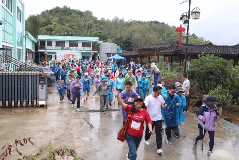 1、戶外愛好者齊聚朱昌鎮趙官村徒步。張奕妍 攝.jpg