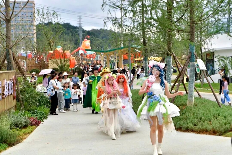 6、 “幻花樣young”內，舞臺劇演員巡游。張婷 攝.jpg