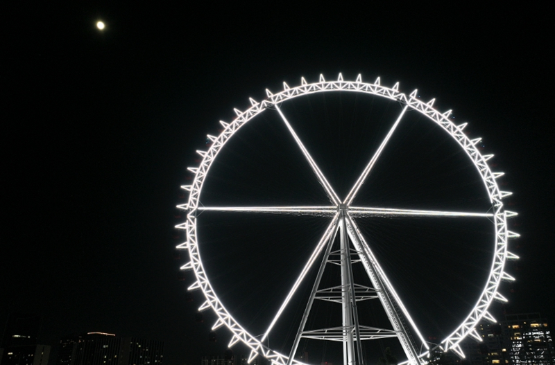 7 、摩天輪與圓月相互映襯。鄭坤 攝.jpg