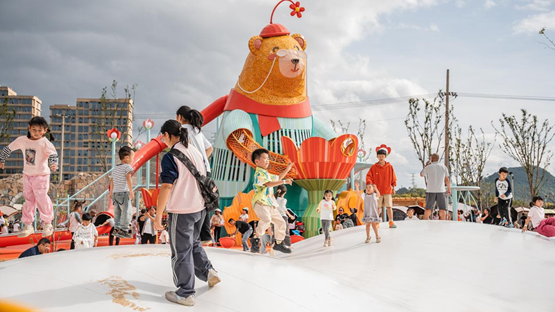 試營業期間人氣火爆。“幻花樣young”項目供圖