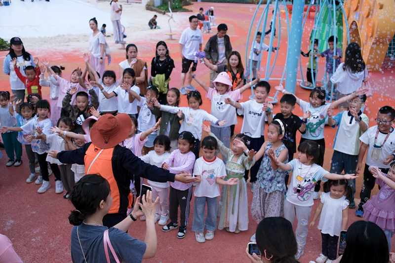 試營業期間人氣火爆。“幻花樣young”項目供圖
