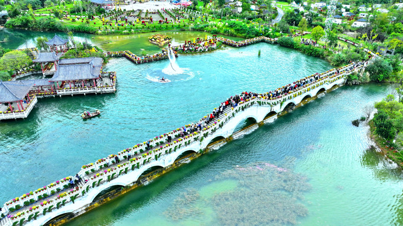 表演者在空中騰躍、翻轉，水花四濺。