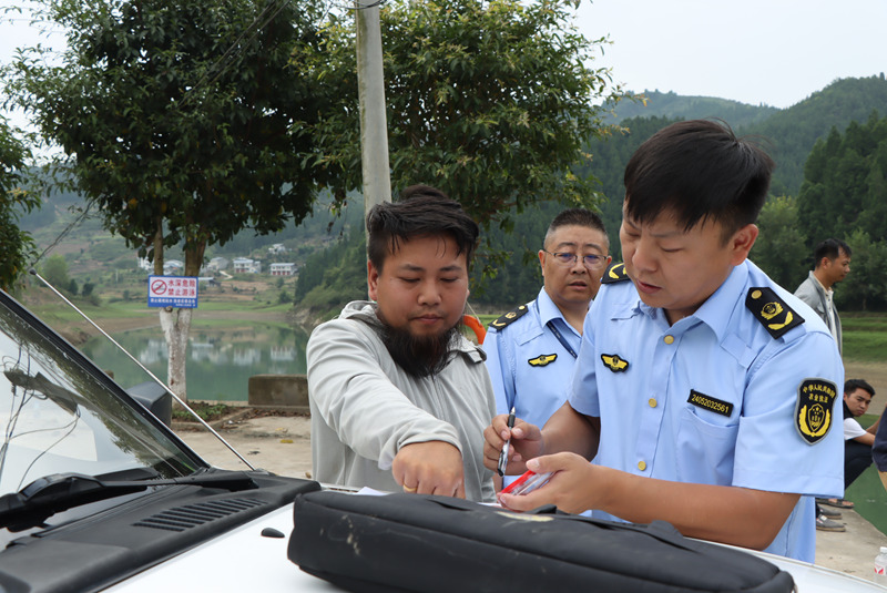 工作人員進行宣傳教育。桐梓縣融媒體中心供圖