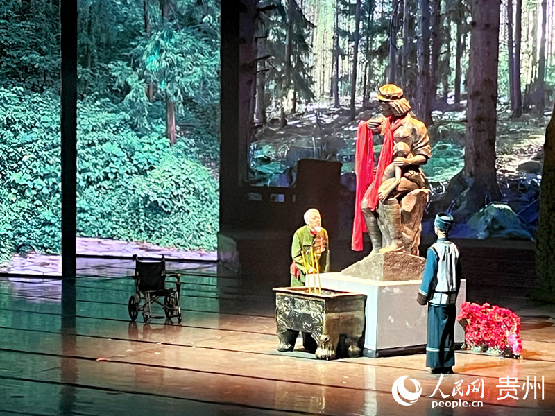 大型紅色雜技劇《追隨》在遵義首演。人民網(wǎng) 陳潔泉攝