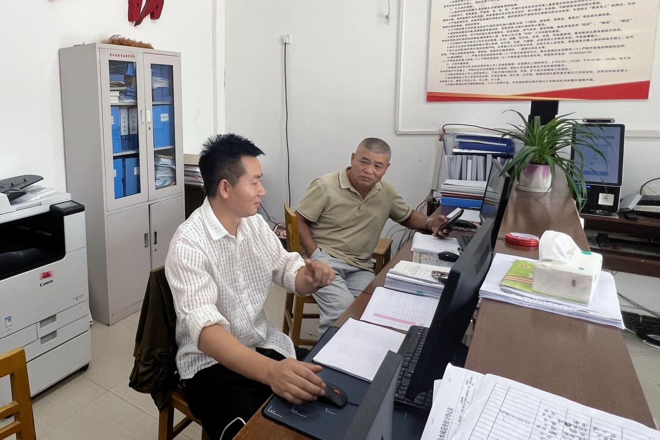 圖為雞場鄉聯興村村委委員、村黨組織書記后備力量王園在紫云縣貓營鎮黃鶴營村進行跟崗鍛煉。