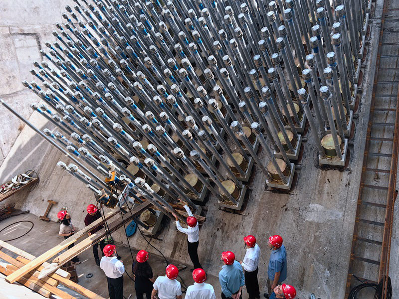 來(lái)自貴州交通職業(yè)大學(xué)的專家團(tuán)隊(duì)在花江峽谷大橋考察調(diào)研。