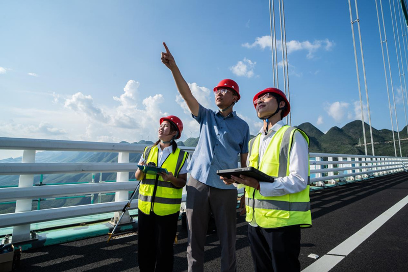 馬宗源在花江峽谷大橋給學(xué)生現(xiàn)場(chǎng)授課。