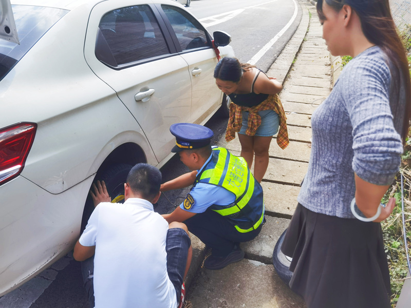 2025年10月5日，在S36玉盤高速K109+100上行，交通執法人員幫助爆胎司機換胎。游俊俊攝