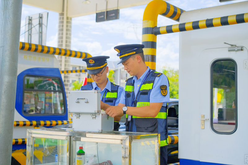 2025年10月8日，交通執法人員在S36玉盤高速施秉西收費站檢查便民設施。楊杰攝