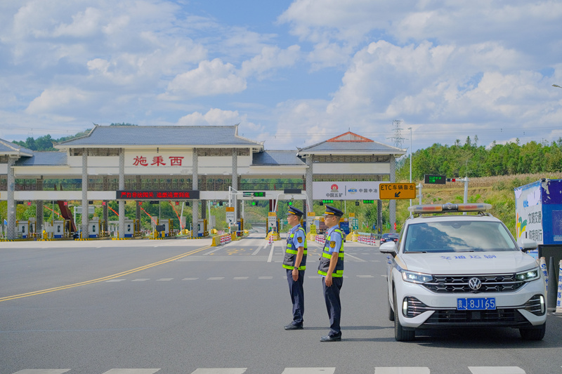 2025年10月8日，交通執法人員在S36玉盤高速施秉西收費站開展值班值守。楊杰攝