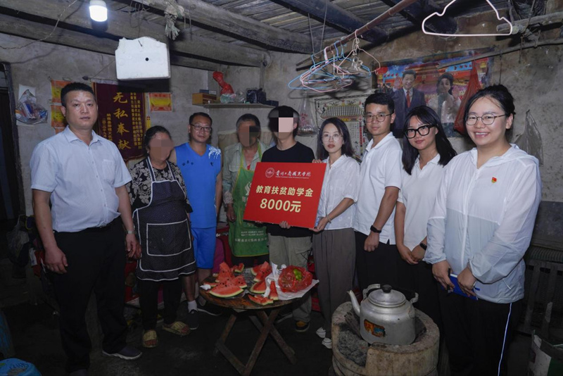 8000元獎助補(bǔ)貼交到張明偉(化名)手中。