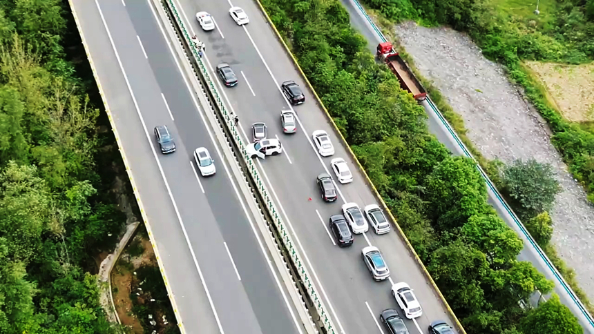 “雙節”期間,無人機巡飛畫面。貴州博睿科訊科技發展有限公司供圖