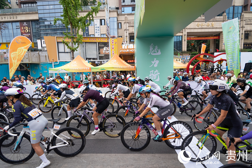 2025第九屆“多彩貴州”自行車聯賽(赤水站)比賽現場。人民網記者 涂敏攝