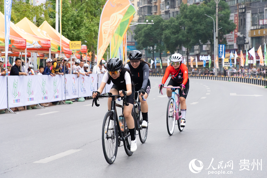2025第九屆“多彩貴州”自行車聯賽(赤水站)比賽現場。人民網記者 涂敏攝