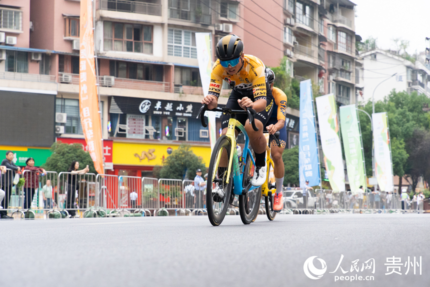 2025第九屆“多彩貴州”自行車聯(lián)賽(赤水站)比賽現(xiàn)場(chǎng)。人民網(wǎng)記者 涂敏攝