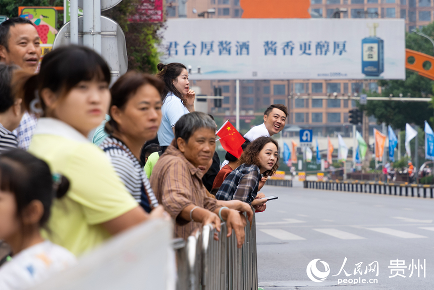 觀眾在比賽現(xiàn)場觀看比賽,為運動員加油助威。人民網(wǎng)記者 涂敏攝