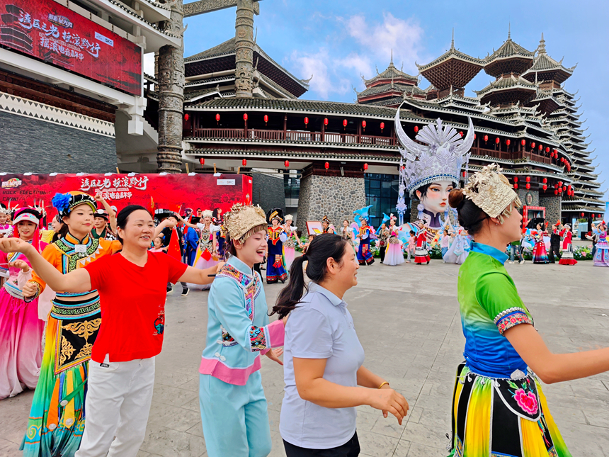 游客在多彩貴州城體驗(yàn)民族大巡游。貴旅集團(tuán)供圖