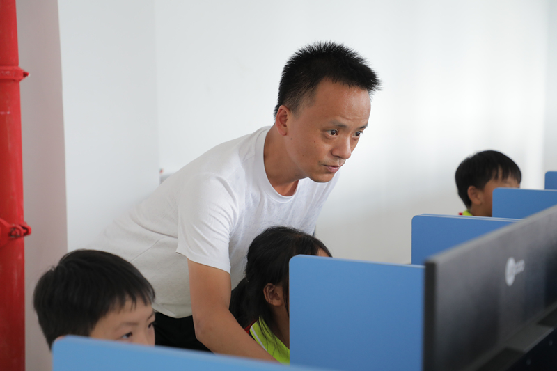 學生們正在上計算機課。何志剛攝