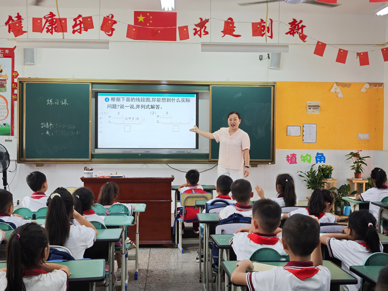 幫扶教師馬躍民正在上課。