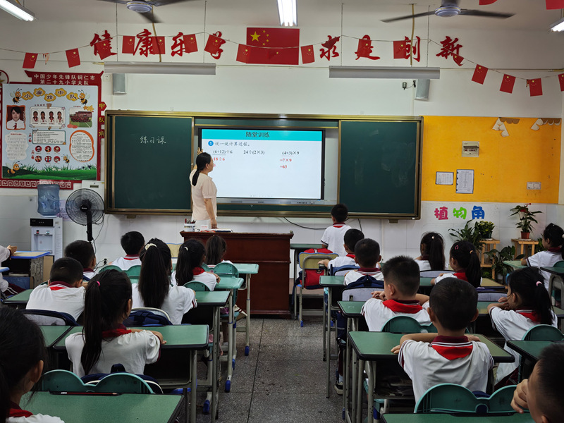 幫扶教師馬躍民正在上課。