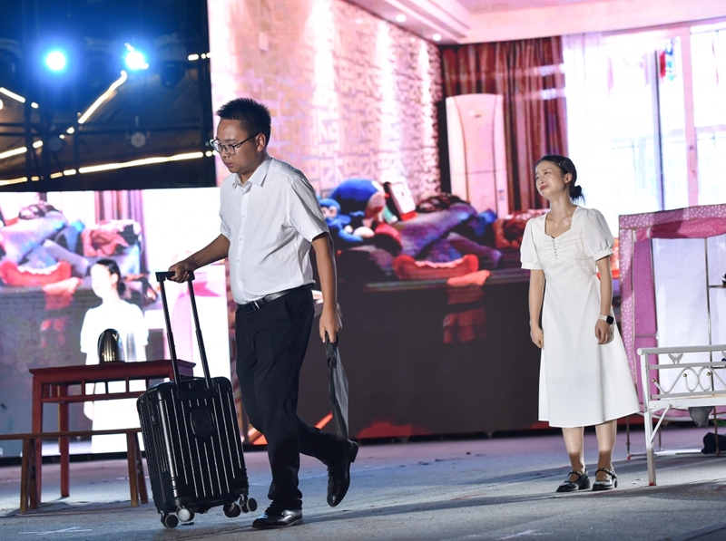 李剛帶著行李去駐村,妻子哭泣送別。謝慧芳攝