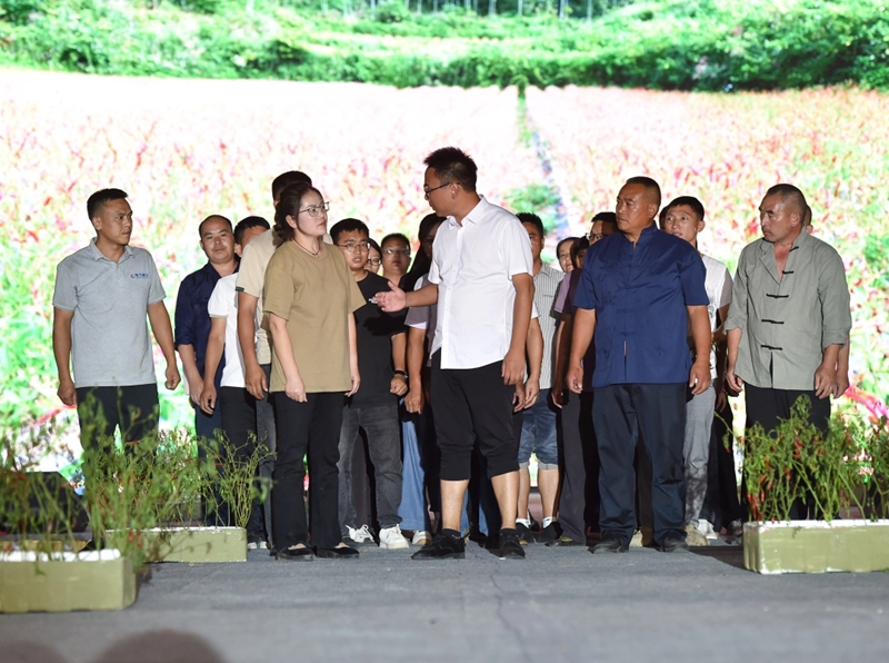 駐村干部李剛帶群眾去找水。謝慧芳攝