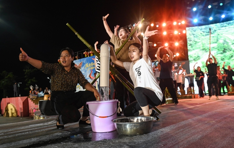 找到水源,清泉從水管涌出。謝慧芳攝