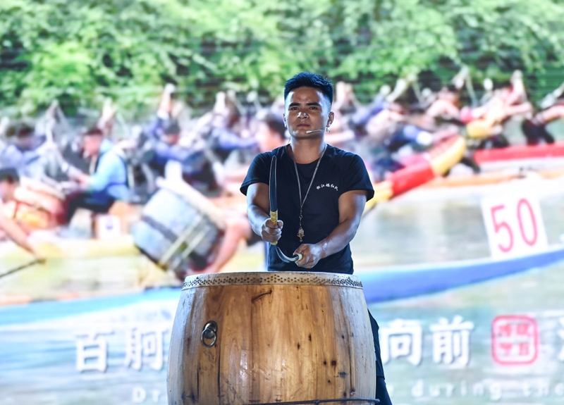 龍舟隊登臺演出。謝慧芳攝