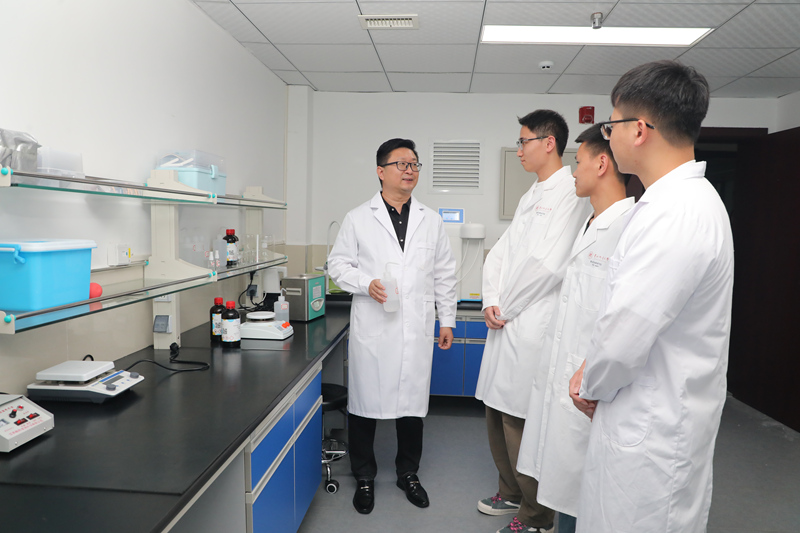 貴州師范大學(xué)集成電路研究院院長畢津順在實驗室指導(dǎo)學(xué)生。