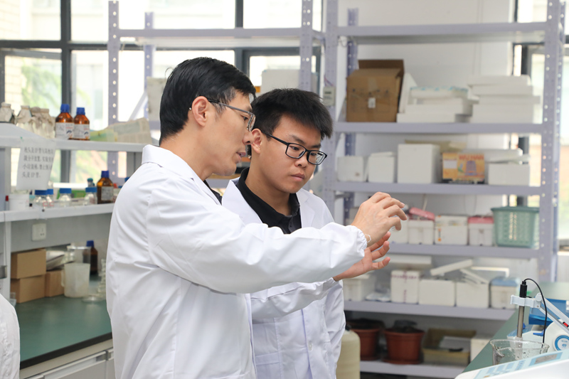 武漢大學(xué)幫扶貴州師范大學(xué)生物學(xué)團隊老師在實驗室與學(xué)生交流。