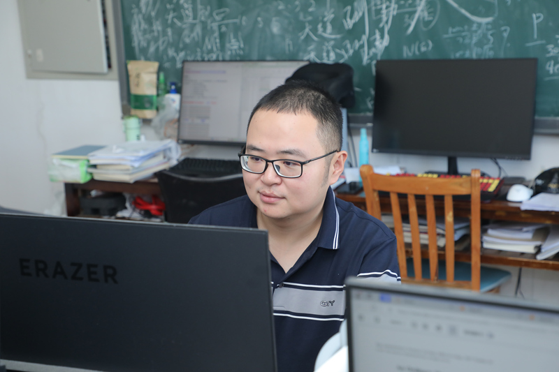 貴州師范大學(xué)高能天體物理研究團隊負責(zé)人肖碩正在辦公。