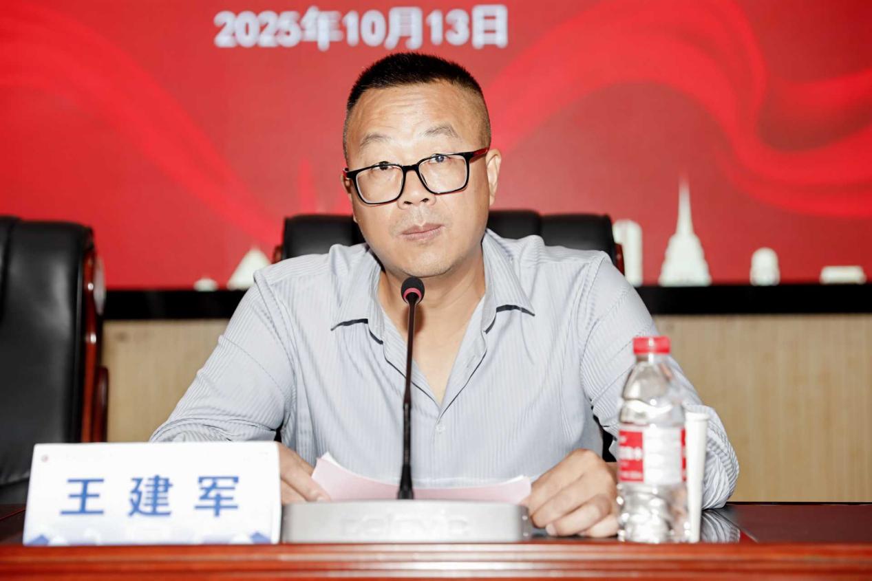 貴州省教育廳教師發(fā)展中心職教科主任王建軍發(fā)表講話。