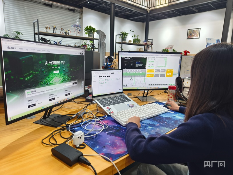 工作人員正在操作“算家云”AI算力服務平臺（央廣網記者 欒小琳 攝）