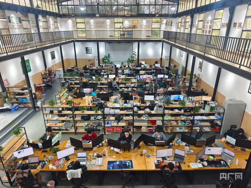 公司團隊正在讓優質算力資源持續服務全國市場（央廣網記者 欒小琳 攝）