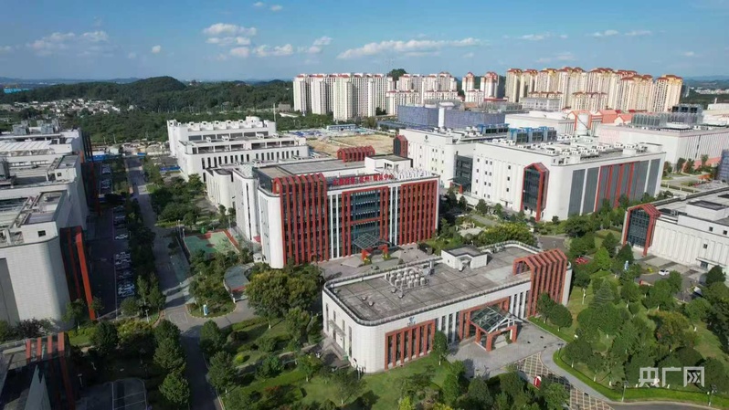 綠意蔥蘢的中國電信云計算貴州信息園（央廣網記者 任振國 攝）