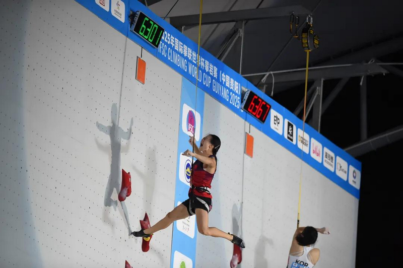2025國際攀聯(lián)世界杯攀巖賽貴陽站——中國隊運動員蒙世雪在決賽現(xiàn)場。