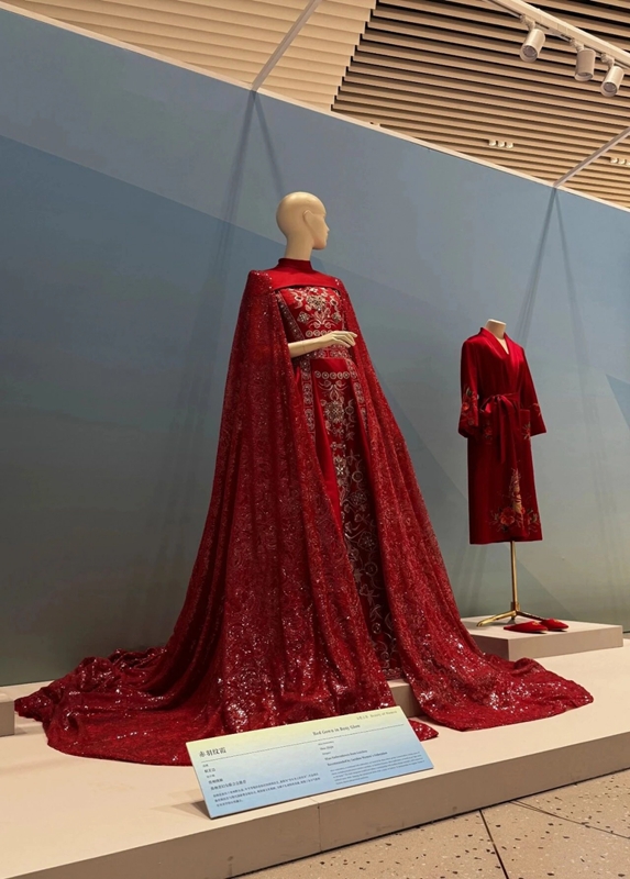 苗繡作品《赤羽紋霞》。