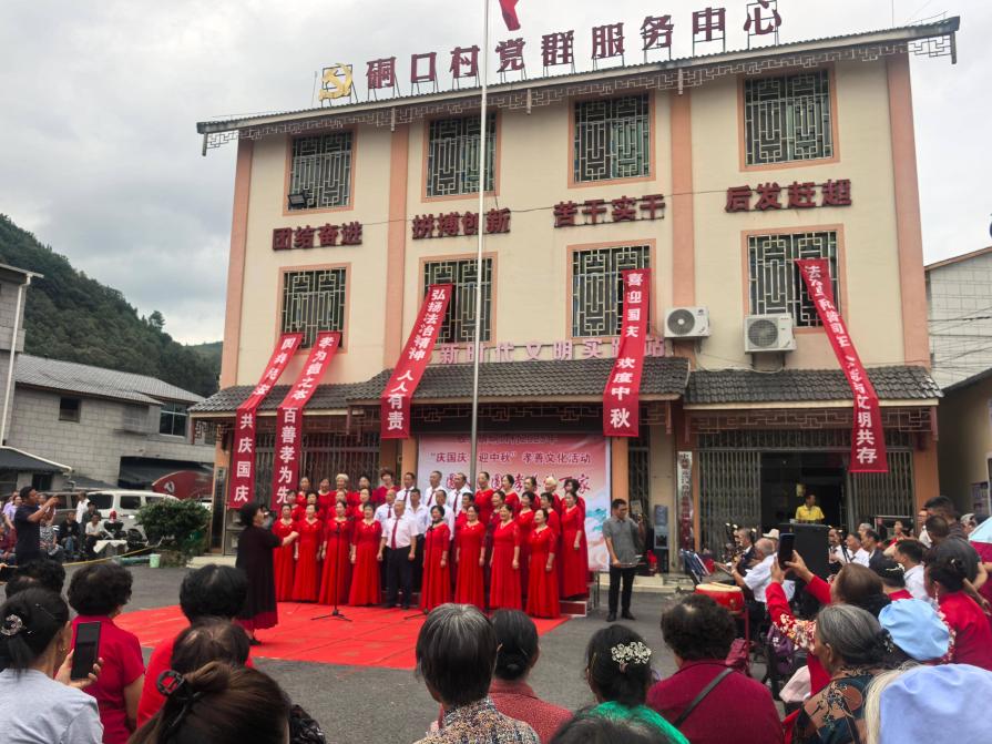 圖為硐口村文藝表演。