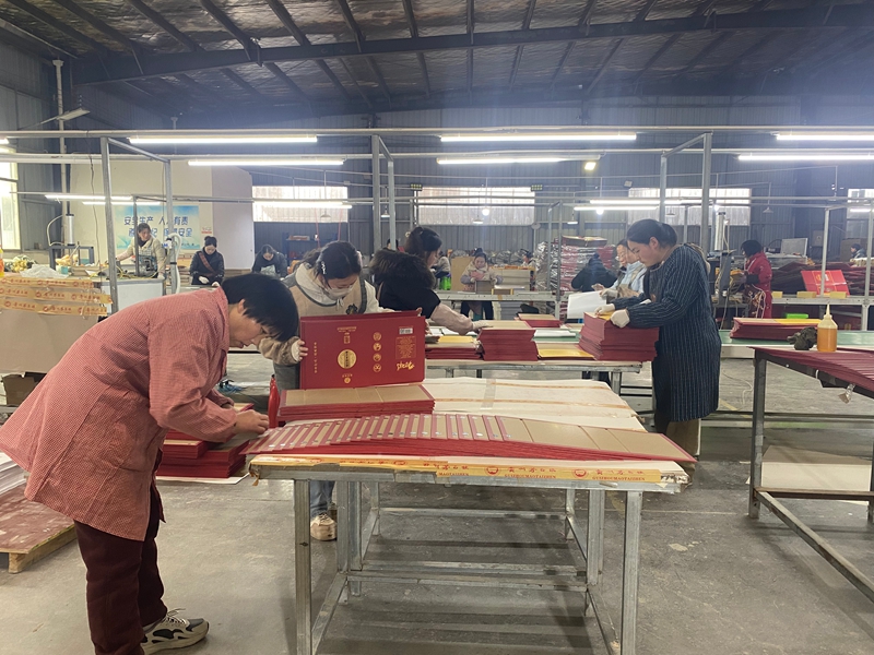 貴州玉山九鼎科技有限公司生產(chǎn)車間內(nèi),工人們在生產(chǎn)線上忙碌,加工包裝材料。金莎 攝.jpg