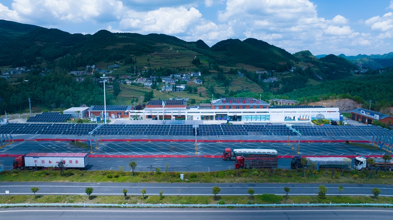 1、畢威高速旱蓮花服務區 —— 全國12個零碳試點服務區之一、貴州首個零碳服務區,以“光伏 +”為核心構建綠色運營體系。.jpg