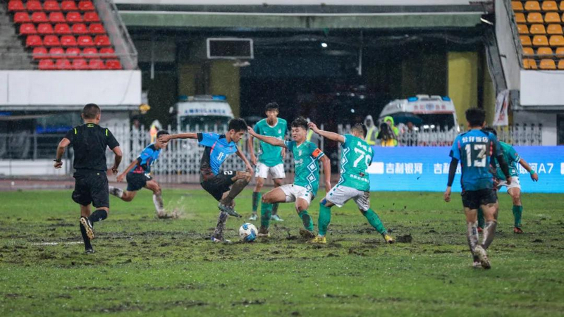 2025城市足球邀請賽決賽現場比拼激烈。