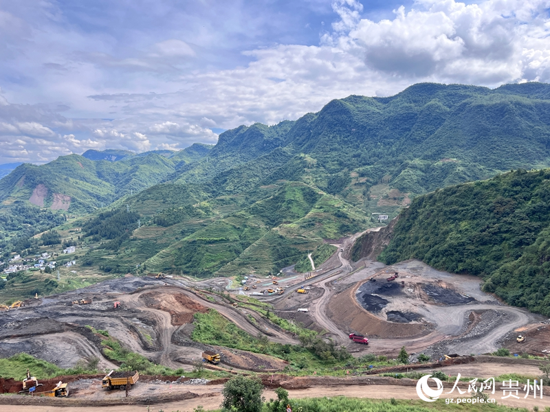 楊山露天煤礦項(xiàng)目現(xiàn)場(chǎng)。人民網(wǎng) 陳潔泉攝