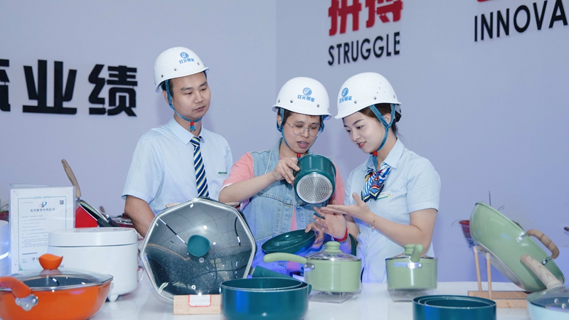 郵儲(chǔ)銀行工作人員深入水城經(jīng)濟(jì)開(kāi)發(fā)區(qū)鋁及鋁加工產(chǎn)業(yè)園,了解企業(yè)所需。郵儲(chǔ)銀行貴州省分行供圖