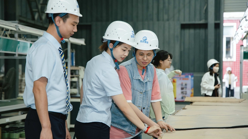 郵儲(chǔ)銀行工作人員深入水城經(jīng)濟(jì)開(kāi)發(fā)區(qū)鋁及鋁加工產(chǎn)業(yè)園,了解企業(yè)所需。郵儲(chǔ)銀行貴州省分行供圖