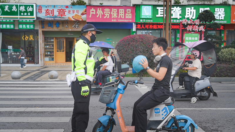 專項整治交通不文明行為  繪就城市文明出行畫卷。