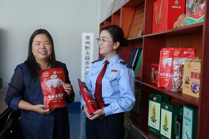 國家稅務(wù)總局畢節(jié)市稅務(wù)局干部近日走進轄區(qū)食品企業(yè),輔導(dǎo)企業(yè)規(guī)范農(nóng)產(chǎn)品收購發(fā)票開具流程,提醒企業(yè)合規(guī)經(jīng)營、誠信納稅,為農(nóng)產(chǎn)品加工企業(yè)提供“全流程”涉稅服務(wù)。圖為稅務(wù)干部到赫章縣農(nóng)特產(chǎn)品開發(fā)有限公司調(diào)研企業(yè)生產(chǎn)經(jīng)營情況,開展稅費政策宣傳和業(yè)務(wù)輔導(dǎo)。鄧萍攝.jpg