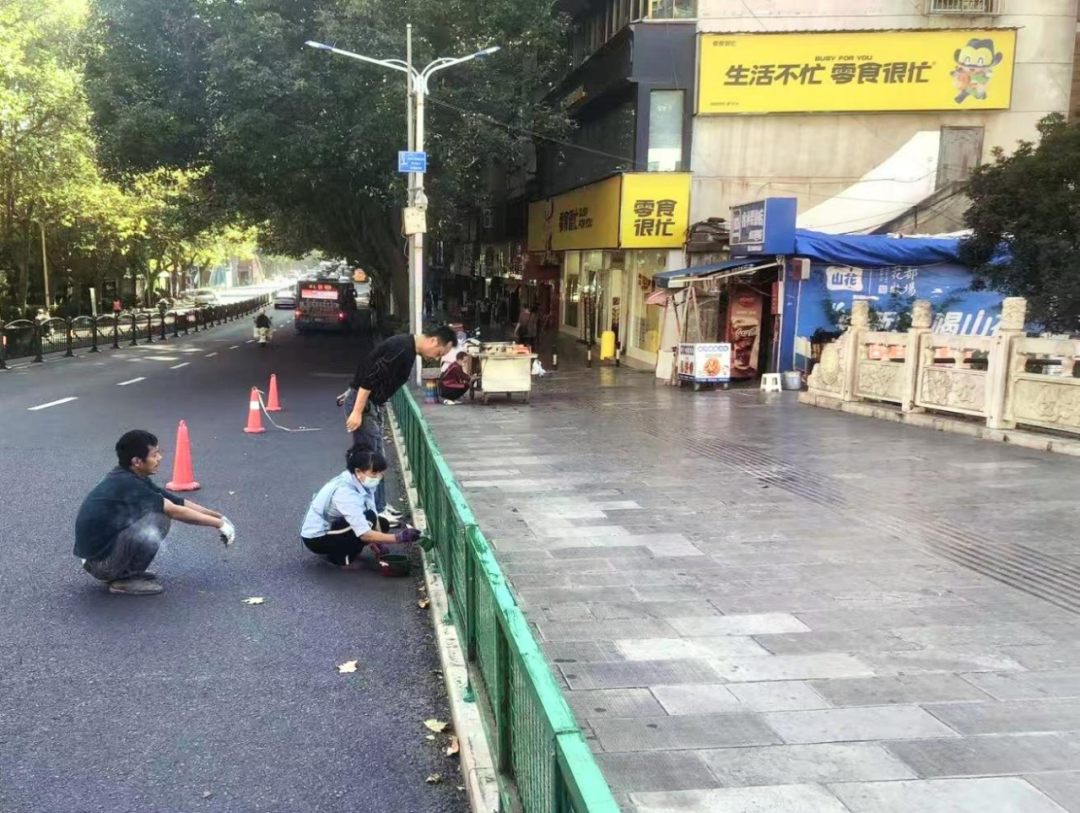 西秀區園林局開展花架拆除工作。